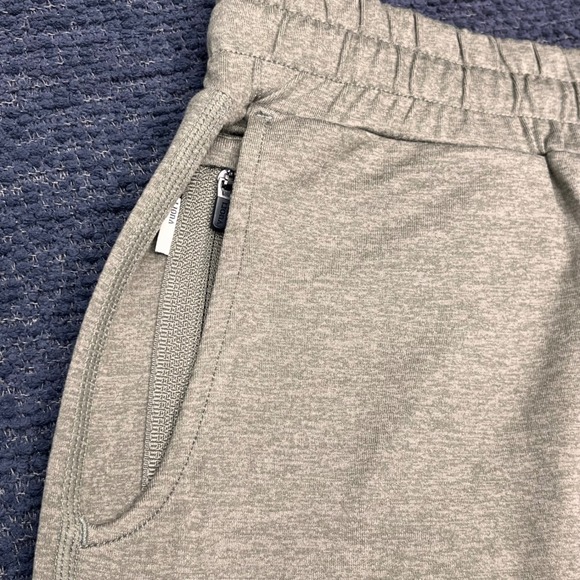 Vuori Performance Shorts Womens Medium Khaki Green Heathered Athletic Drawstring - Picture 5 of 8